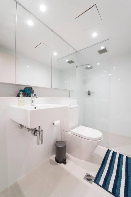 Moments To Bondi - Sleek And Modern Apartment Sydney